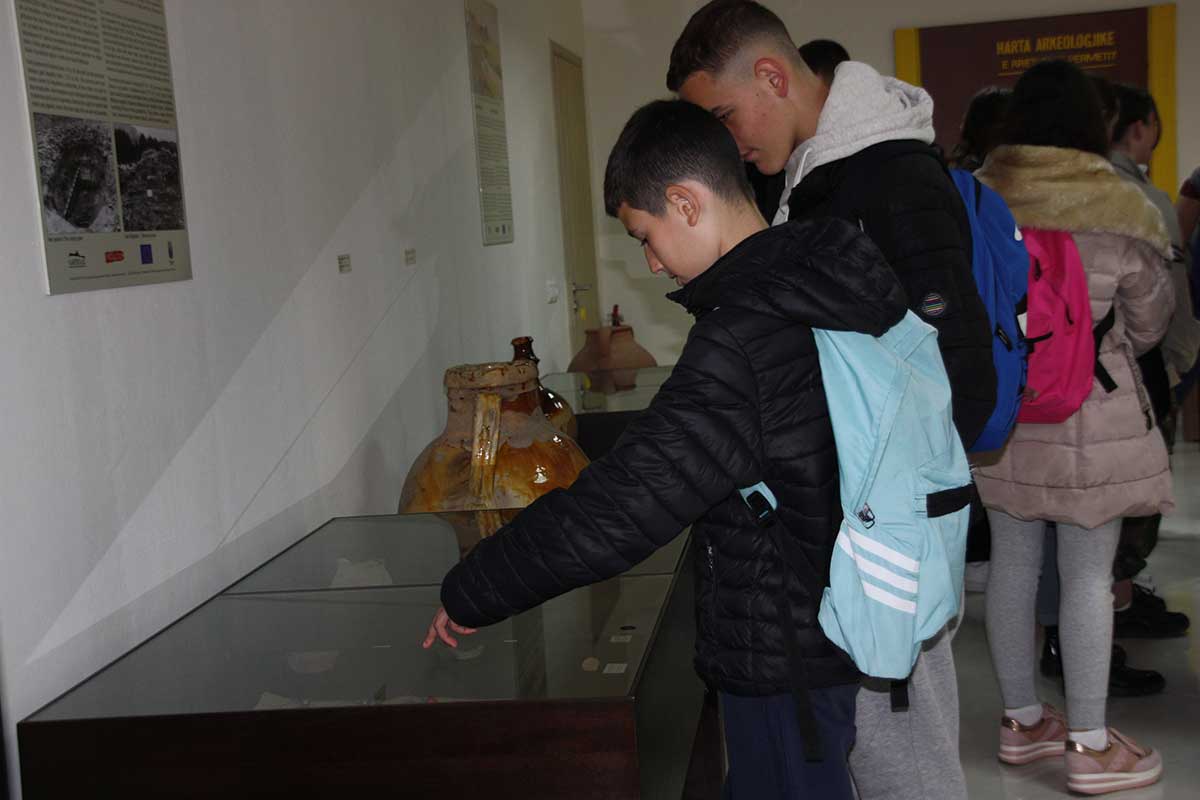 6_Local-school-students-visiting-the-archaeological-museum