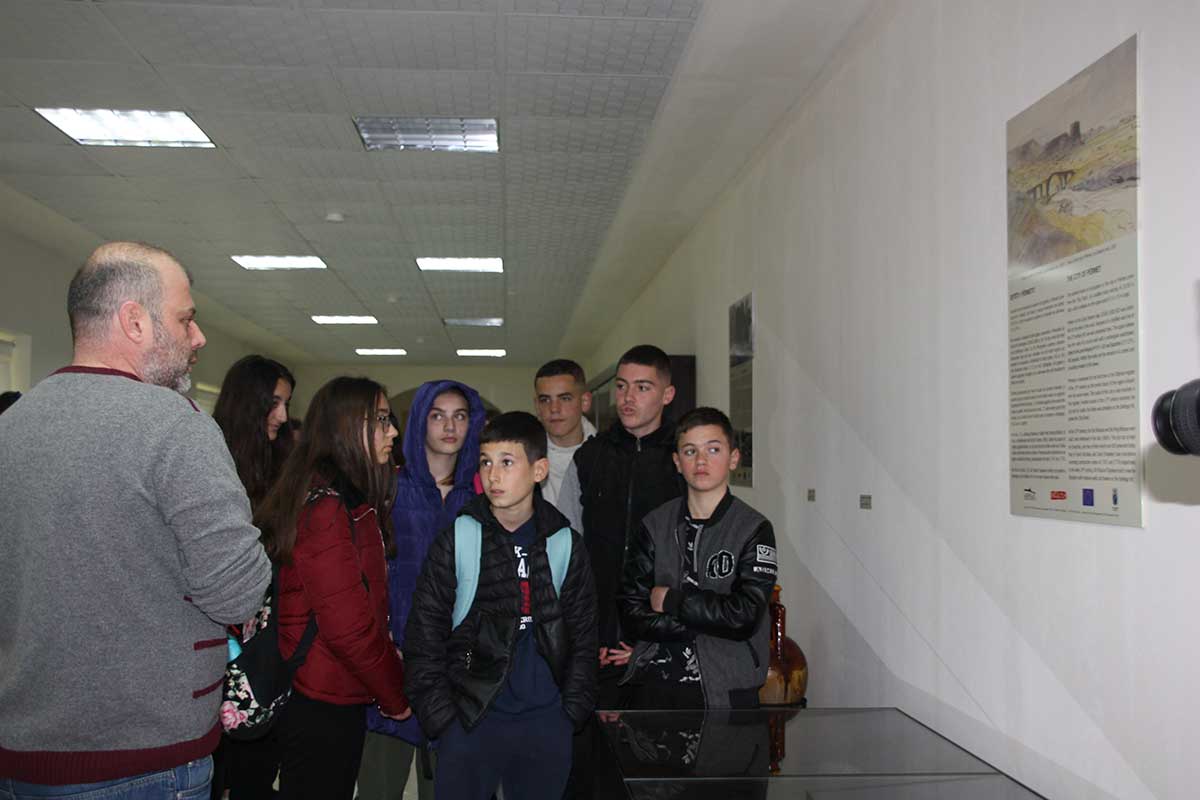 7_Local-school-students-visiting-the-archaeological-museum